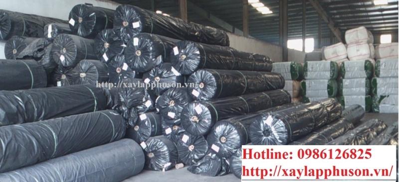 Cảnh công nhân đang trải vải địa kỹ thuật TS40 lên một mái dốc, chuẩn bị cho việc gia cố nền đất